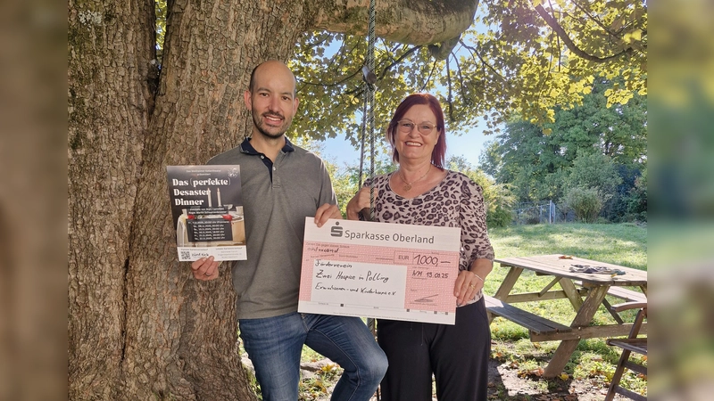 Freude bei der Spendenübergabe: Herbert Leistner (Kellertheater) und Anja Böhm (Förderverein Zwei Hospize Polling). (Foto: Kellertheater)