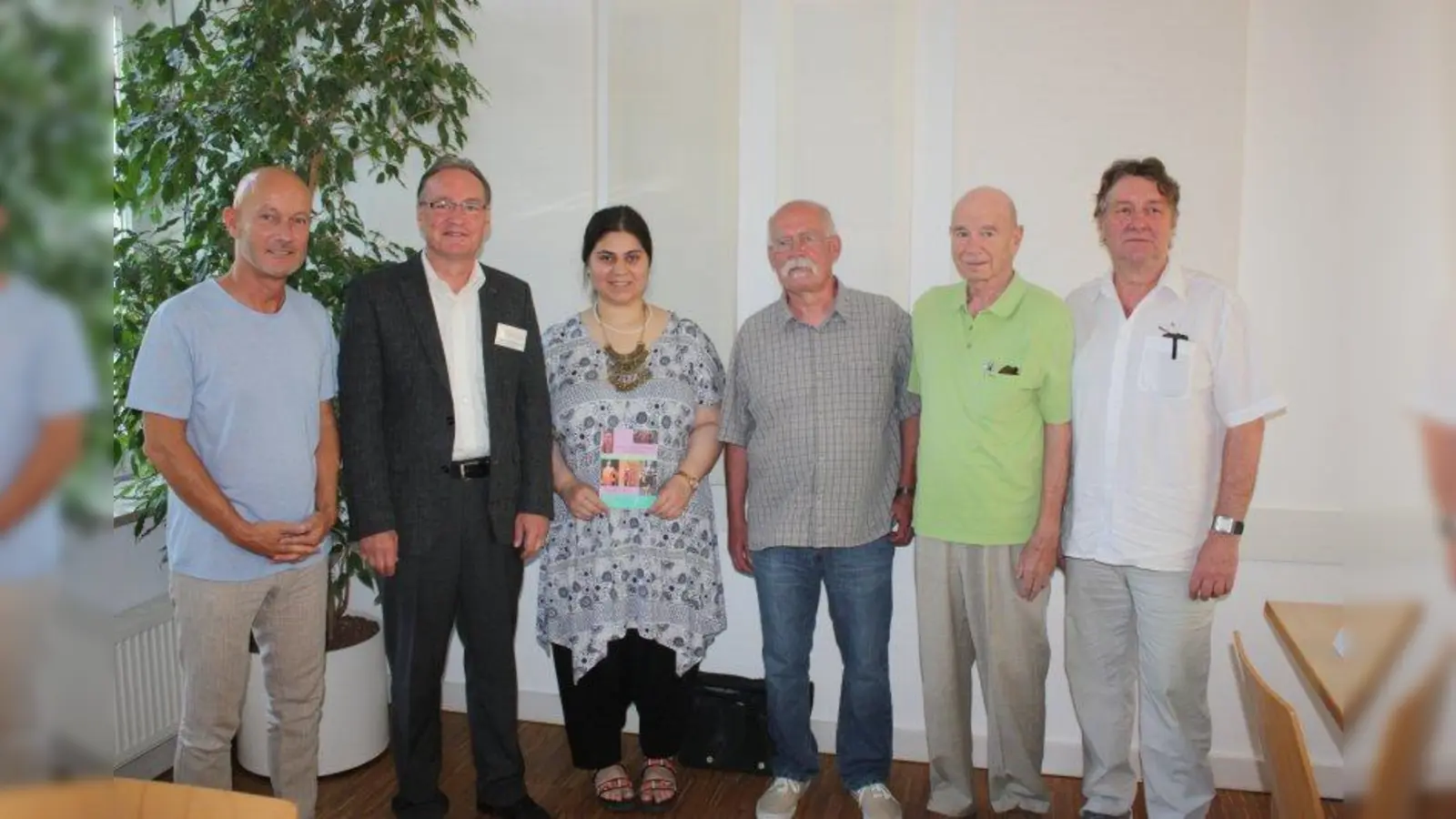 Laden zum Selbsthilfetag ein (von links): Matthias Winter (Sozialreferat Stadt München), Klaus Grothe-Bortlik (Geschäftsführer Selbsthilfezentrum), Yusir Alshorofey (Gruppe „Kreativ und selbstbewusst), Horst Dillschnitter (Arbeitskreis Pankreatektomierte), Werner Barz (Selbsthilfegruppe Nahtod-Erfahrung), Uwe Wildberger (Junge Aphasiker / Schlaganfall). (Foto: job)