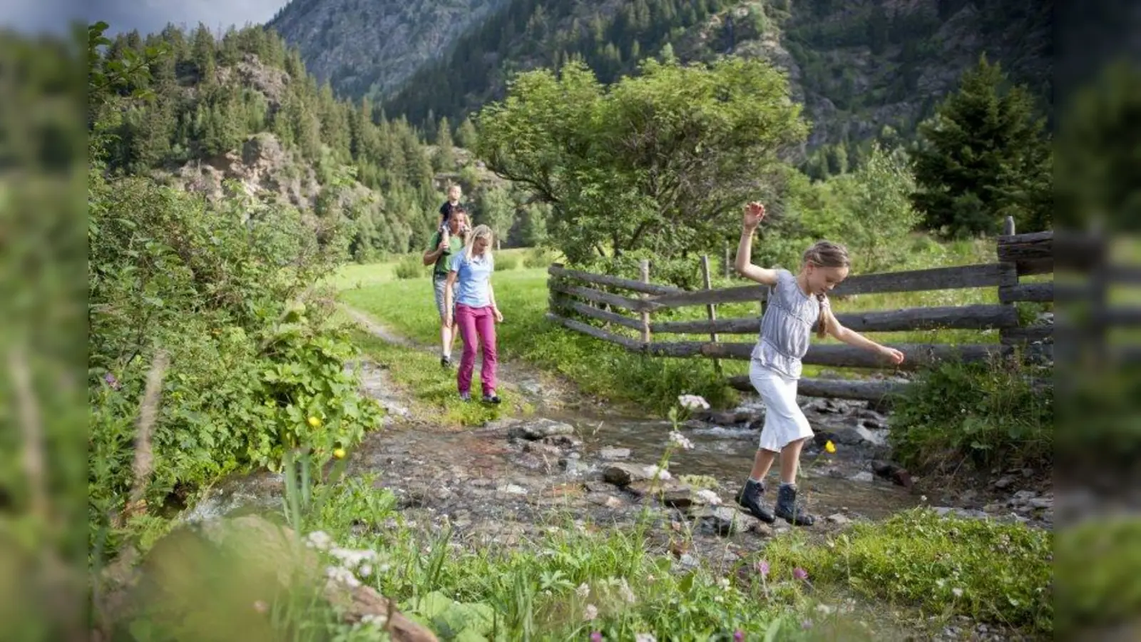 Erlebnis Alpen: Immer wieder neue Einblicke und Aublicke sind auf den zahlreichen Wanderwegen garantiert. (Foto: Hotel Almina)