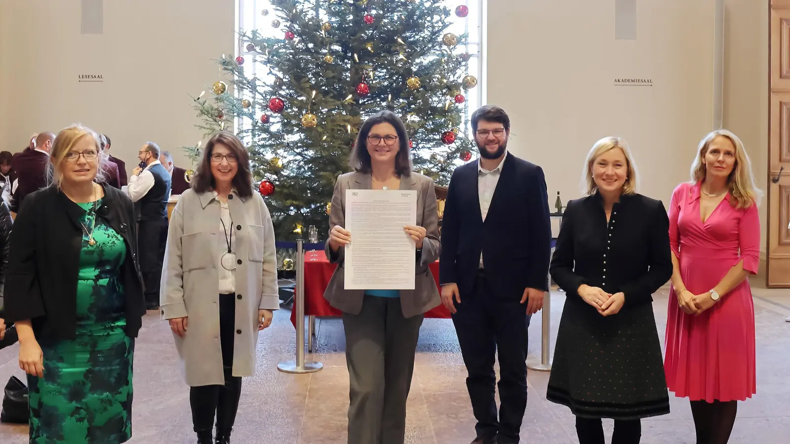 Die Verfasser der Resolution (v.l.): MdL Gabi Schmidt (Freie Wähler), Tanja Schorer-Dremel (CSU), Johannes Becher (Grüne), Doris Rauscher (SPD), Julika Sandt (FDP) mit Landtagspräsidentin Ilse Aigner (Mitte). (Foto: Stefan Obermeier)