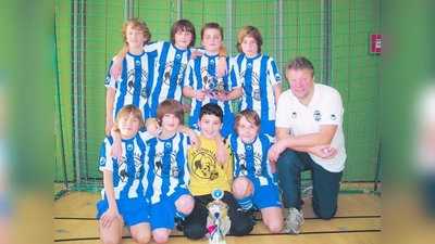 Die erfolgreichen D4-Junioren der FT Gern: Lorenz, David, Amar, Alex; u.v.l. Lukas, Raphael, Ismael, Tobi und Coach Michi Franke. (Foto: pi)