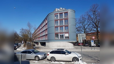 Am Dantebad ist der Parkplatz bereits überbaut worden. (Foto: sb)