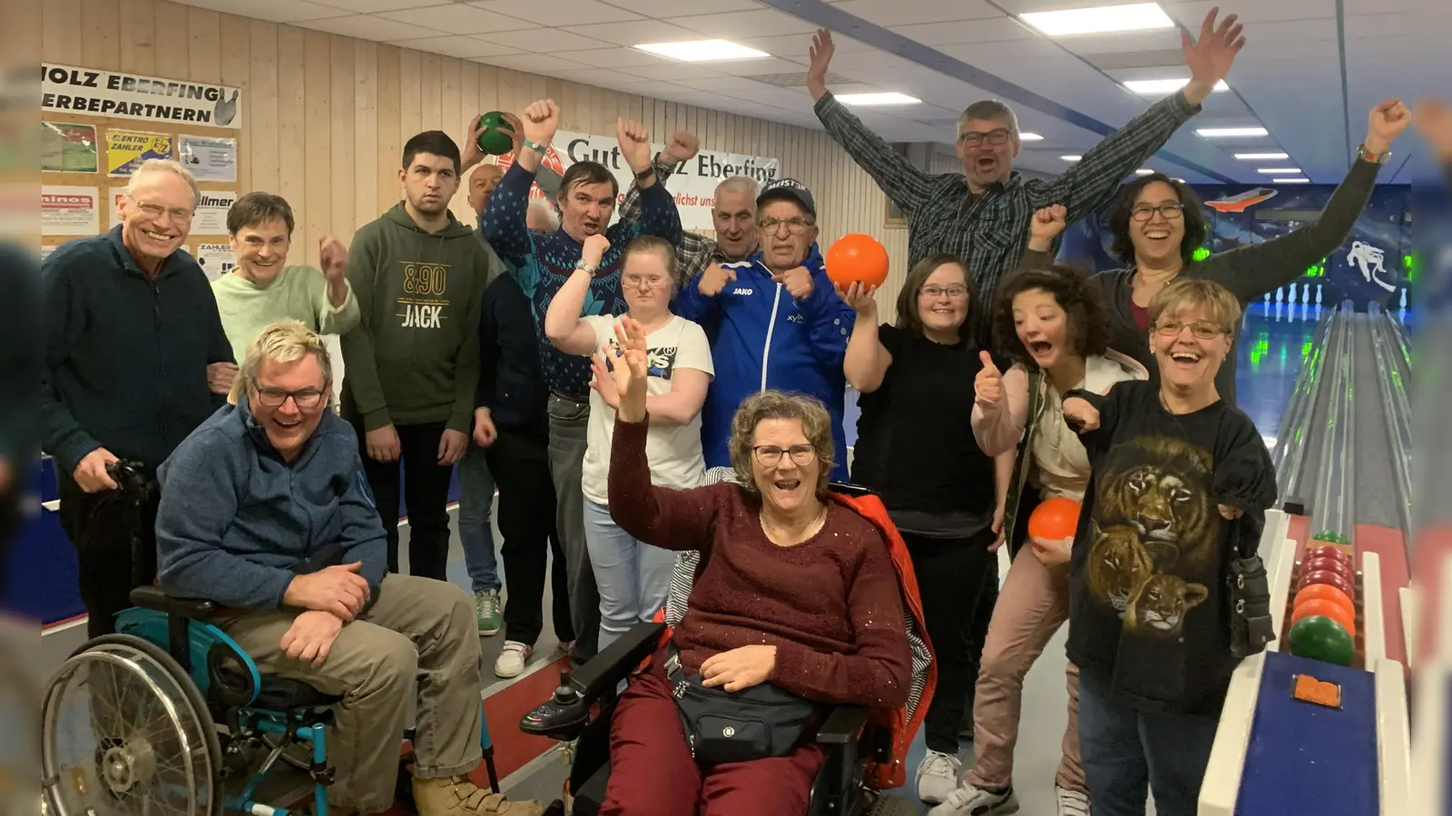 Die Teilnehmer hatten viel Spaß beim inklusiven Kegelabend. (Foto: OBA)
