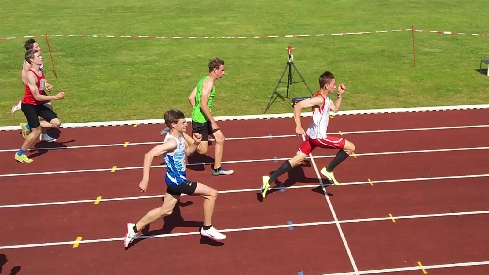 Spannend wurde es beim 100 Meter-Lauf (von rechts): Benedikt Maurer (SV Germering), Matthias Zierer (TV Wallersdorf), Florian Reichl (VfL Sindelfingen), Laurin Ditthfurth (TSV Friedberg) und Nils Hausmann (VfL Sindelfingen).<br> (Foto: privat)