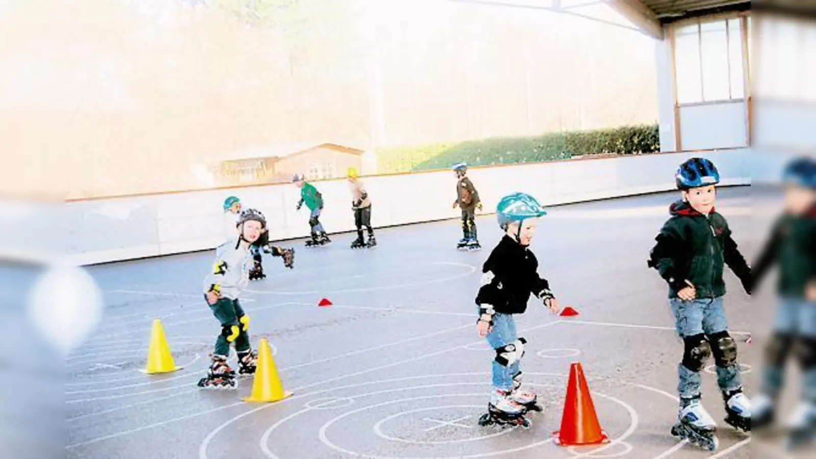 Mit viel Spaß und Fleiß üben die Kinder das »Hütchen kurven« und den »Pinguinschritt«.	 (Foto: VA)
