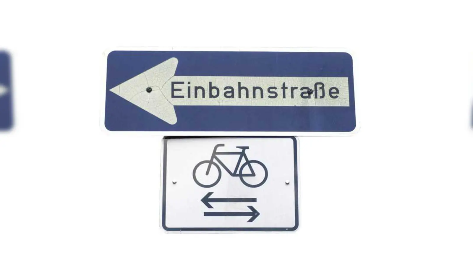 Das Zusatzzeichen 1000-32 (Radverkehr von links und rechts) unter dem Zeichen 220 (Einbahnstraße) zeigt an, dass Radverkehr auch in Gegenrichtung zugelassen ist. (Foto: fotolia/Kalle Kolodzie)
