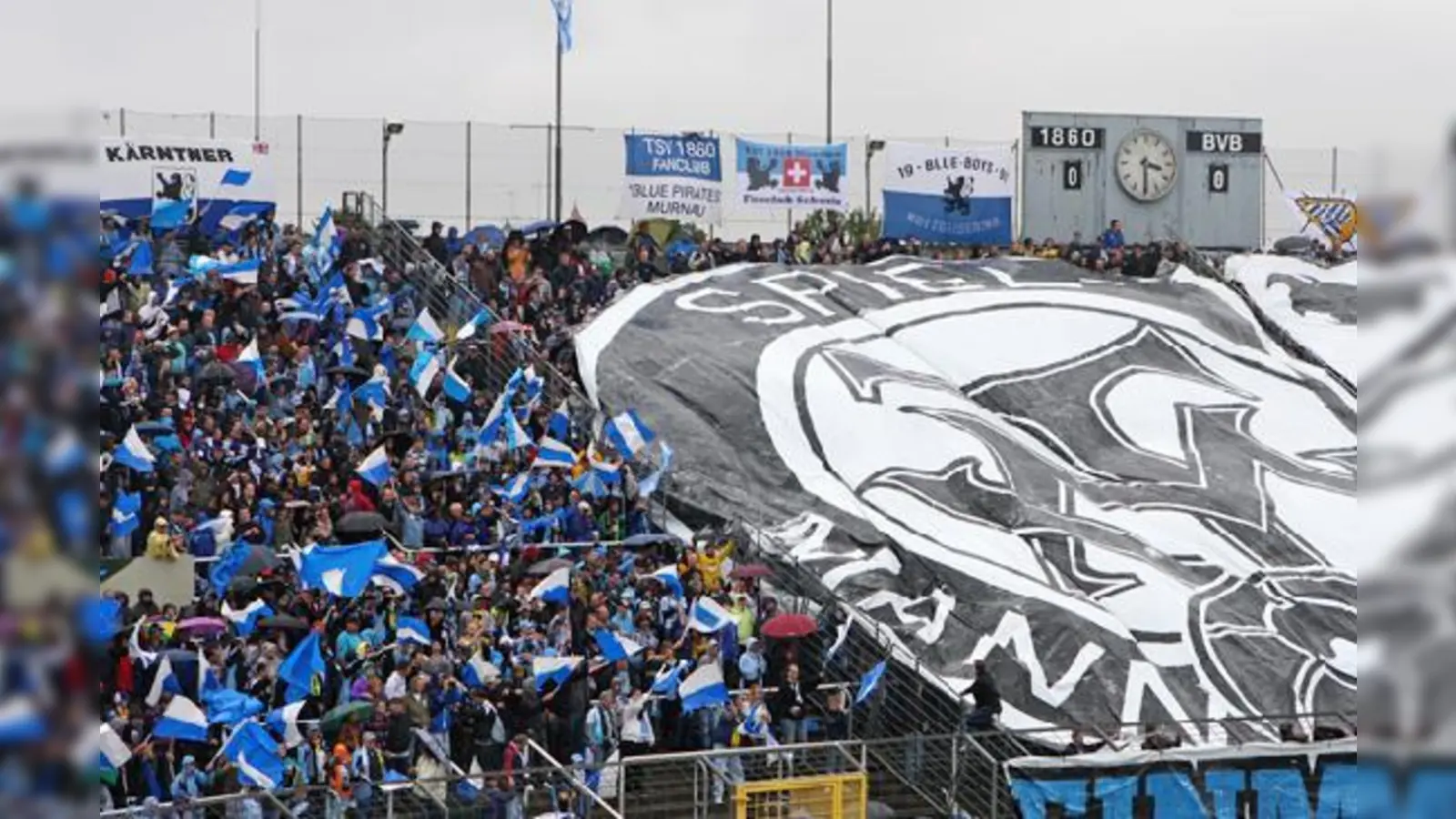 Löwen-Hoch trotz Regen-Tief  die Sechzger-Fans ­ließen sich das Feiern nicht vermiesen.   (Foto: A. Wild)