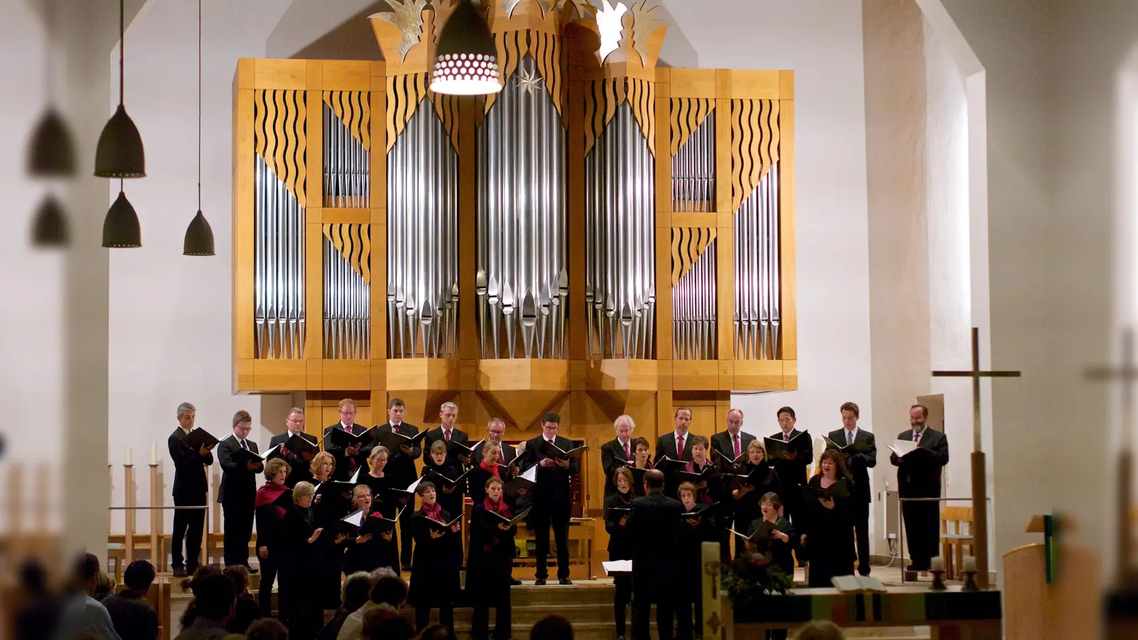 Der Konzertchor vox nova singt unter der Leitung von Dirigent Andreas Stadler. (Foto: vox nova e. V.)