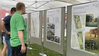 Auf den Stellwänden können die Pläne für den neuen Platz in Freiham begutachtet werden. (Foto: pst)