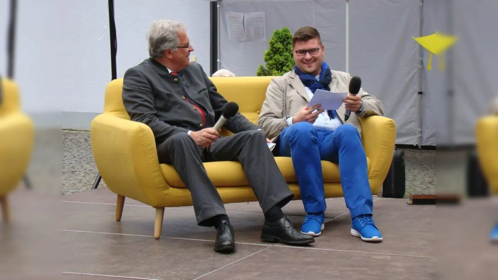 Regierungspräsident Christoph Hillenbrand (l.) und BA-Vorsitzender Sebastian Kriesel auf dem „gelben Sofa”. (Foto: pst)