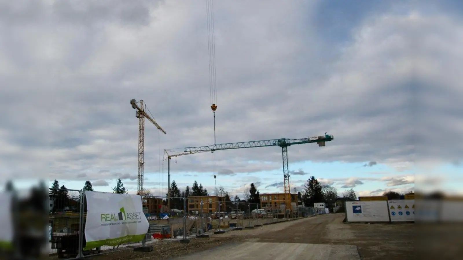 „Unsere Ablehnung gegen konventionelle Straßen bleibt.“ Das „Lipperheide-Bauprojekt“ nimmt Formen an. Bis Ende 2021 sollen alle 340 Wohnungen bezogen und die Kita in Betrieb genommen sein. Der Straßenbau sorgte im BA 21 allerdings für Kritik. (Foto: us)