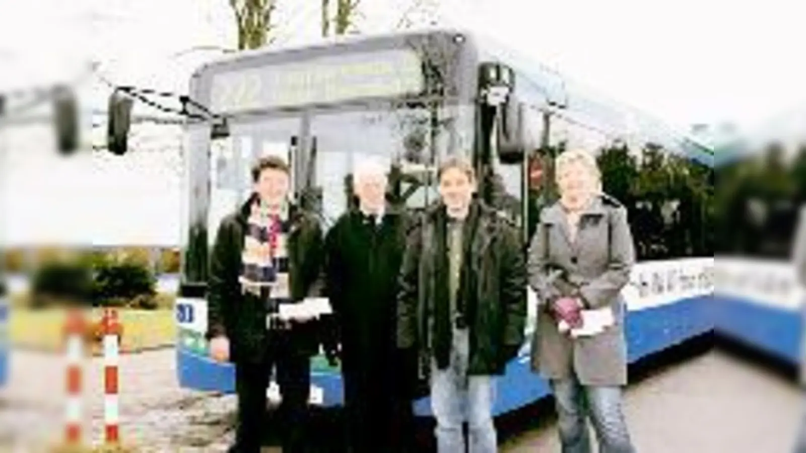 Freuen sich über den Start der neuen Tangentialverbindung zwischen Ottobrunn und Taufkirchen (v. l.) Bürgermeister Thomas Loderer, Verkehrsplaner Paul Dosch, MVV-Regionalplaner Olaf Hoerschelmann und Rosemarie Weber.   (Foto: Woschée)