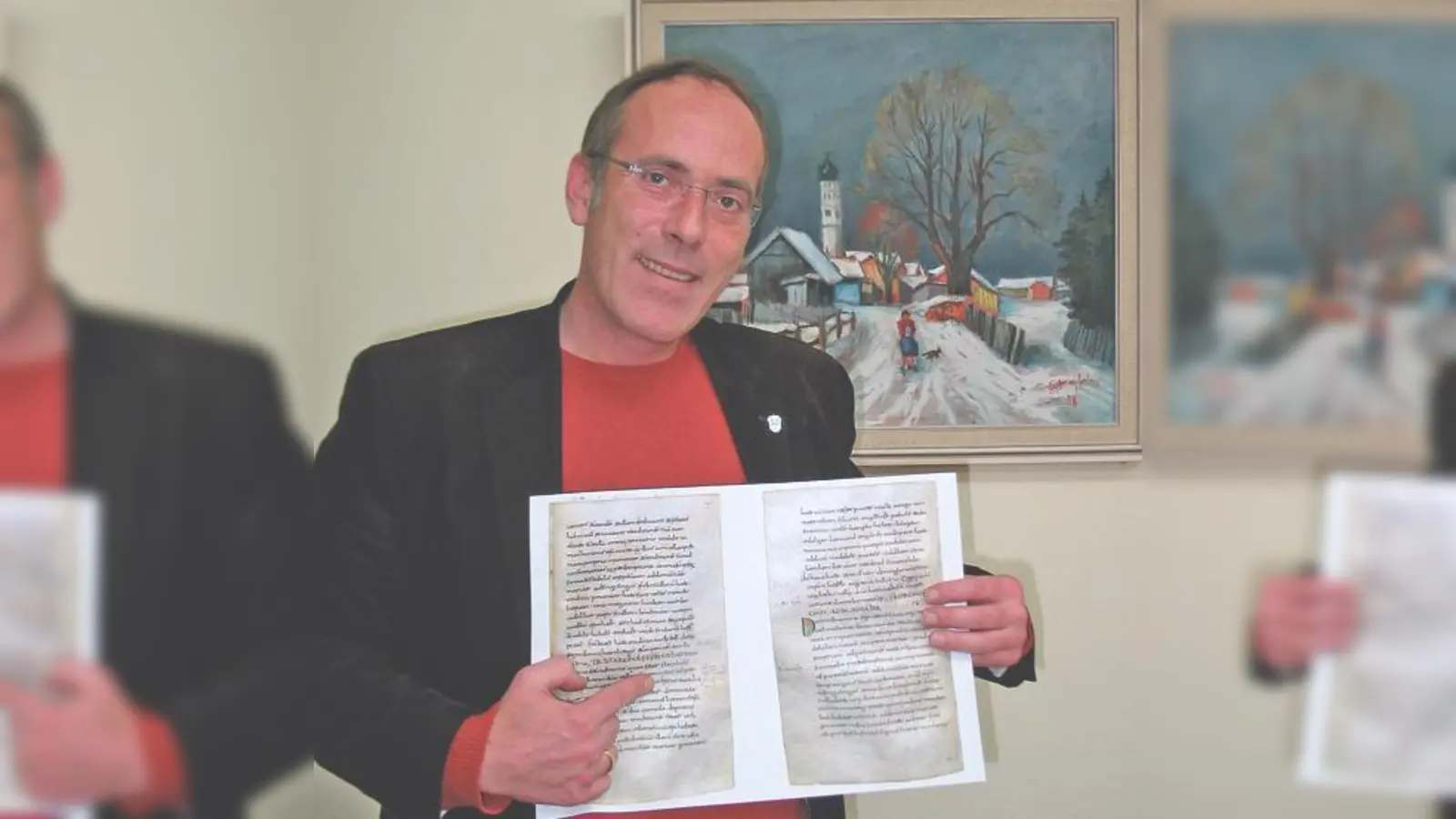 Bürgermeister Stefan Straßmair zeigt auf die Stelle in der Urkundenkopie, an der »ad prunnan« vor 1200 Jahren erstmalig erwähnt ist.	 (Foto: Boschert)