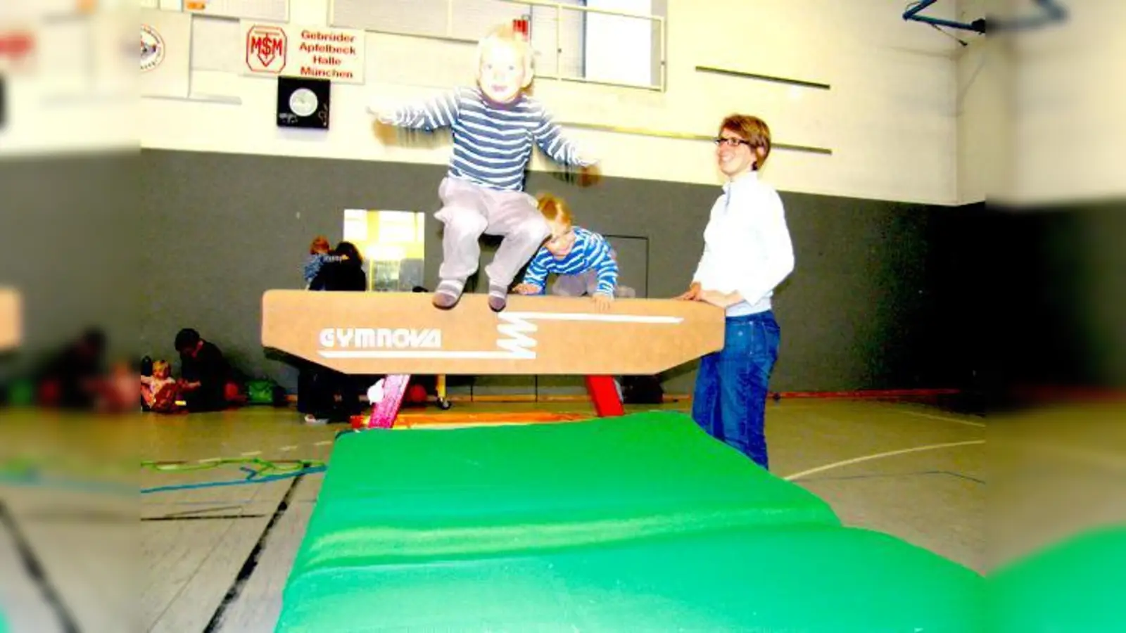 Kinder zwischen zwölf Monaten und drei Jahren können beim TSV Milbertshofen turnen. 	 (Foto: Verein)