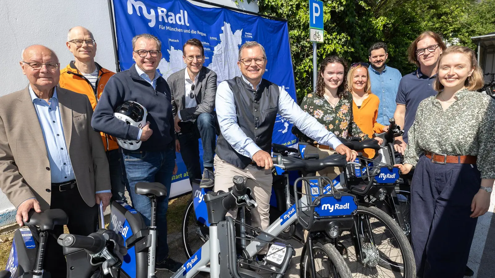 Eröffnung von „MyRadl” (v.l.): Bernd Schulte-Middelich (asto Group), Jakub Tobolar (adfc Gilching), Christoph Winkelkötter (gwt), Landrat Stefan Frey, Stefan Siegl (Bürgermeister Gilching), Sofiia Vernydub (Mobilitätsbeauftragte Gilching), Isabella Weber (Mobilitätsprojekte Landratsamt), Benedikt Fiedler (Mobilitätsprojekte Landratsamt), Alexander Korol (Nextbike) und Mona Dürner (MVV). (Foto: Landratsamt Starnberg)