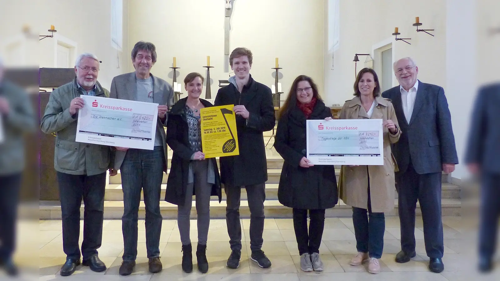 Das Chornacht-Team freut sich, die Spendenschecks zu überreichen (von links): Christian Peter, Frank Dengler, Sabien Schmitz, Christian Doll, Regina Mayer, Kerstin Pertzsch und Joseph Reimer. (Foto: Felix Edelmann)