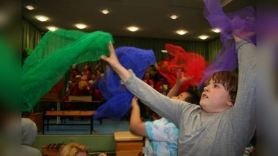 Begeistert ließen die Kinder der zweiten Klassen der Grundschule an der Fürstenrieder Straße bunte Bänder flattern. (Foto: tg)