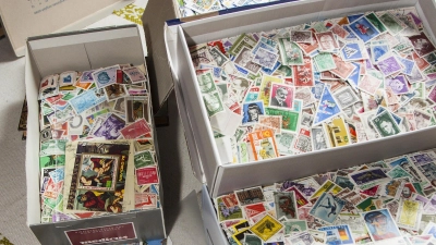 Ein voller Schuhkarton mit ausgelösten Marken wiegt rund 3,5 Kilogramm und beinhaltet 50.000 bis 60.000 Briefmarken. (Foto: Max Graßl)