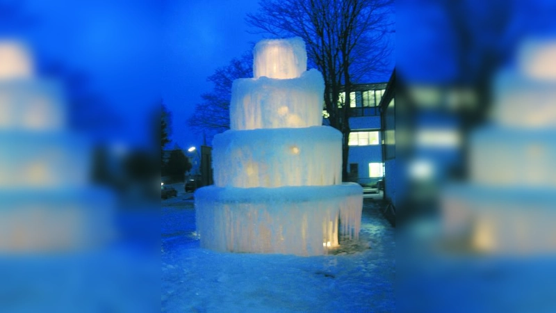 Zieht Blicke auf sich: Der beleuchtete Eisbaum der Sakosta Holding AG. (Foto: pi)