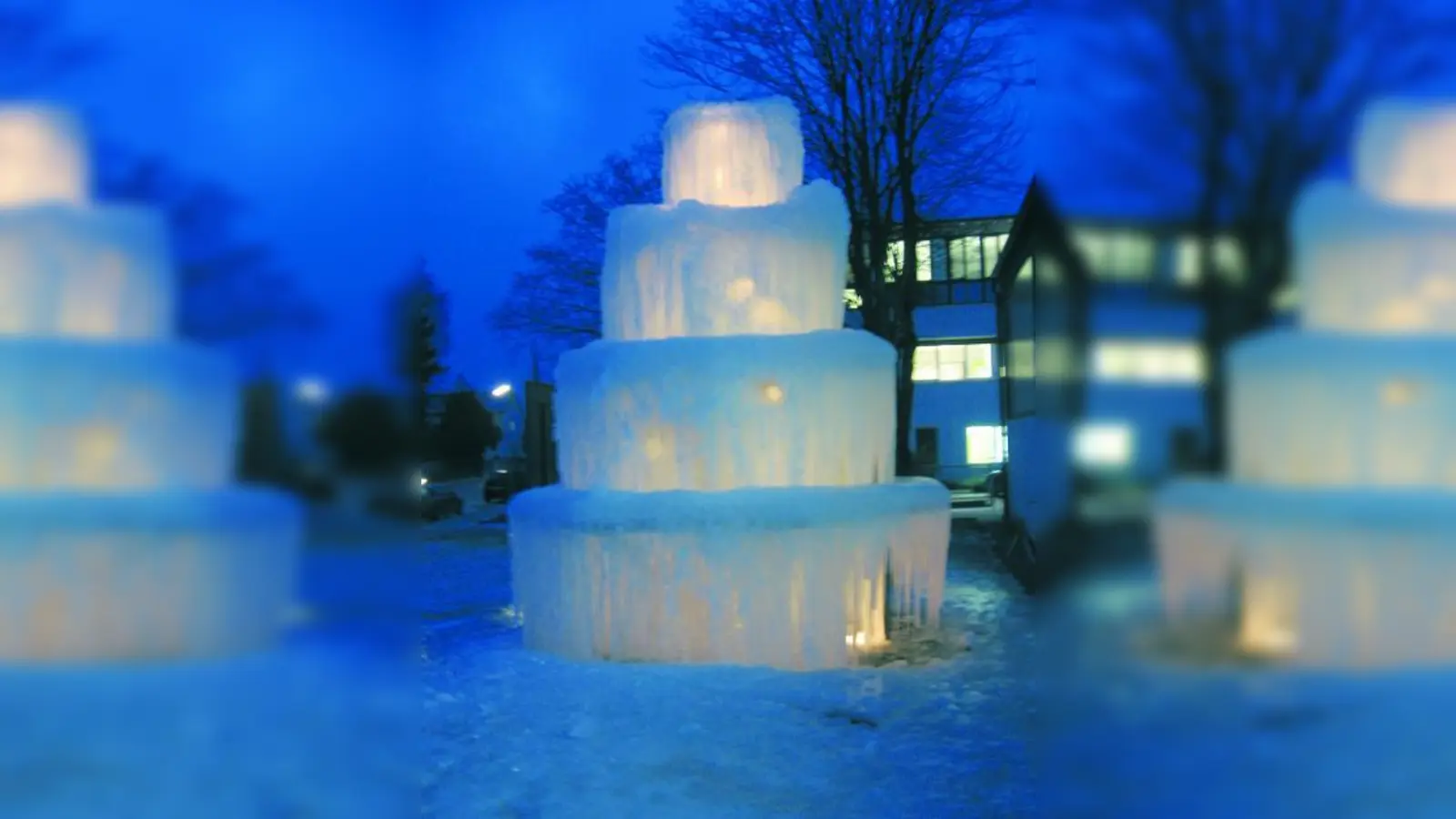 Zieht Blicke auf sich: Der beleuchtete Eisbaum der Sakosta Holding AG. (Foto: pi)