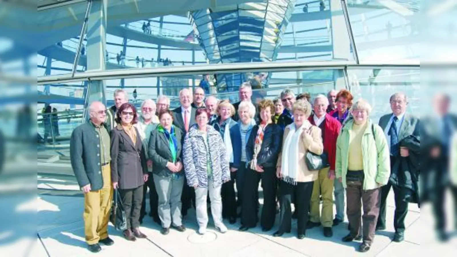 Die Mitglieder der Blutenburgler mit Dr. Hans-Peter Uhl auf dem Dach des Deutschen Bundestags. (Foto: R. Steigenberger)