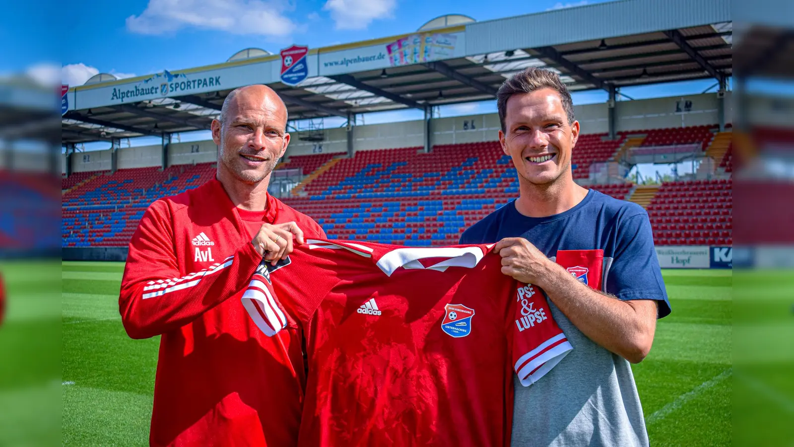 SpVgg-Cheftrainer Arie van Lent (links) begrüßt Neuzugang Robert Müller. (Foto: Verein)