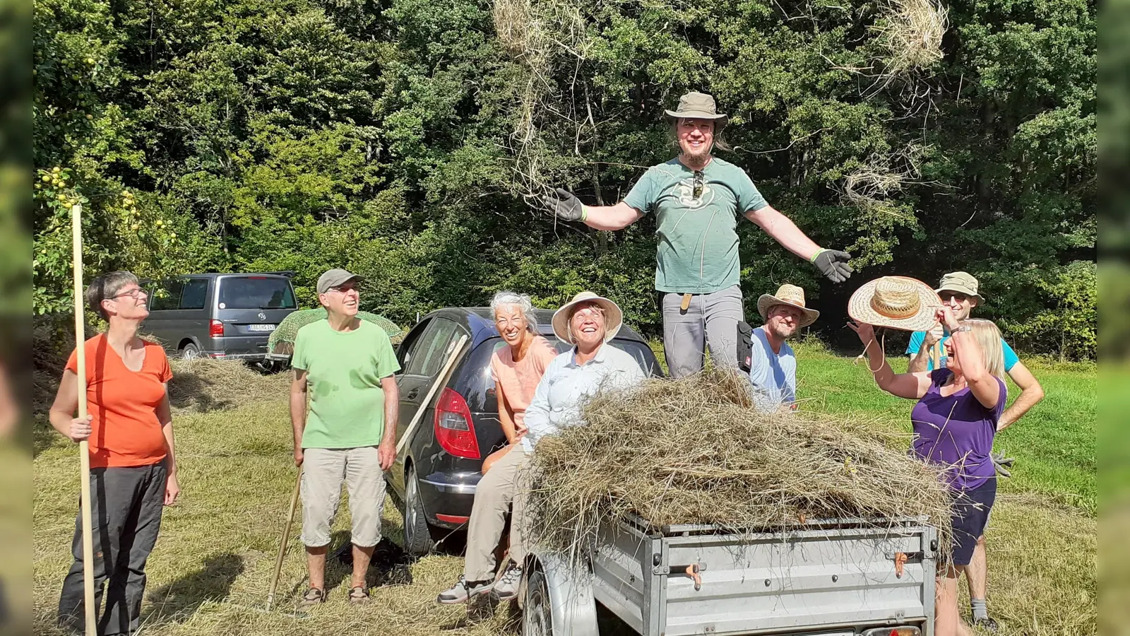 In diesem Jahr hat sich die Orts- und Kreisgruppe dafür entschieden, die Mahd nicht mehr mit schwerem Gerät durchführen zu lassen, sondern von Hand.  (Foto: Eva Maria Wirth)