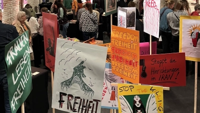 Die Ausstellung verbindet die Geschichten der Frauen aus Evin unter anderem mit Fragen feministischer Erinnerungskultur. (Foto: Barbara Hartmann)