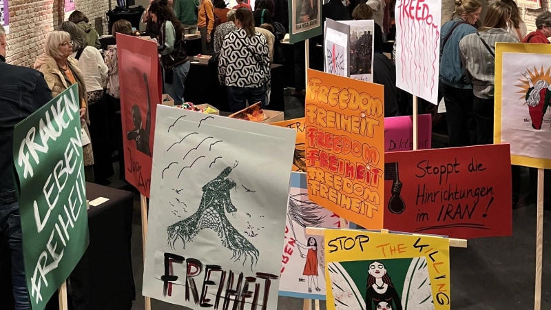 Die Ausstellung verbindet die Geschichten der Frauen aus Evin unter anderem mit Fragen feministischer Erinnerungskultur. (Foto: Barbara Hartmann)