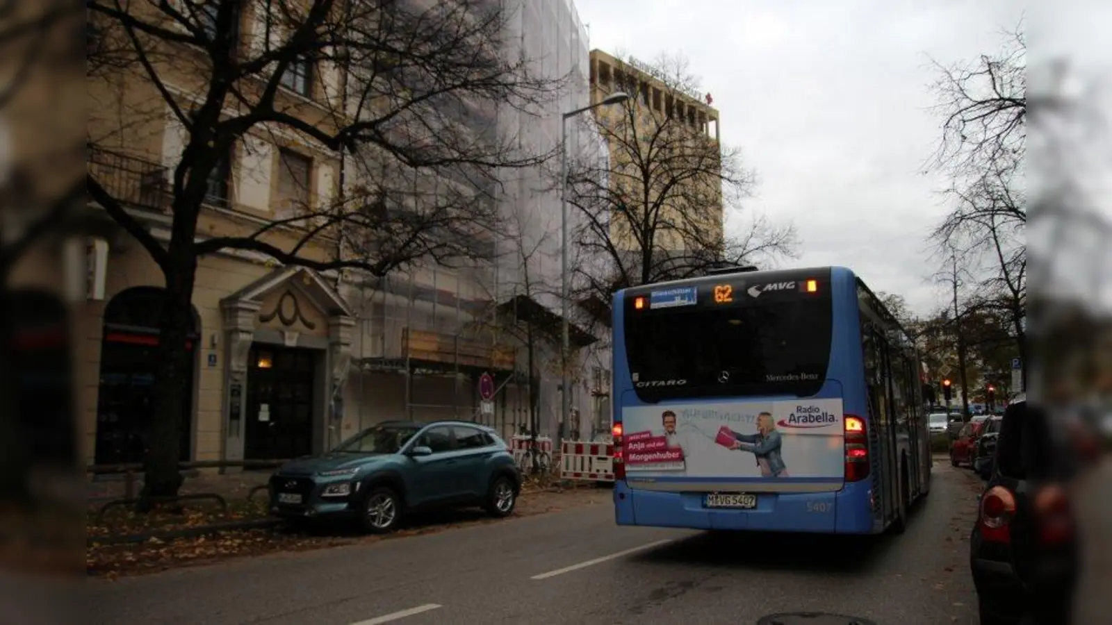 Staufreie Fahrt für den Bus 62: In der Wendl-Dietrich-Straße wird die Busspur in Form eines kombinierten Rad- und Busstreifens umgesetzt. (Foto: sb)