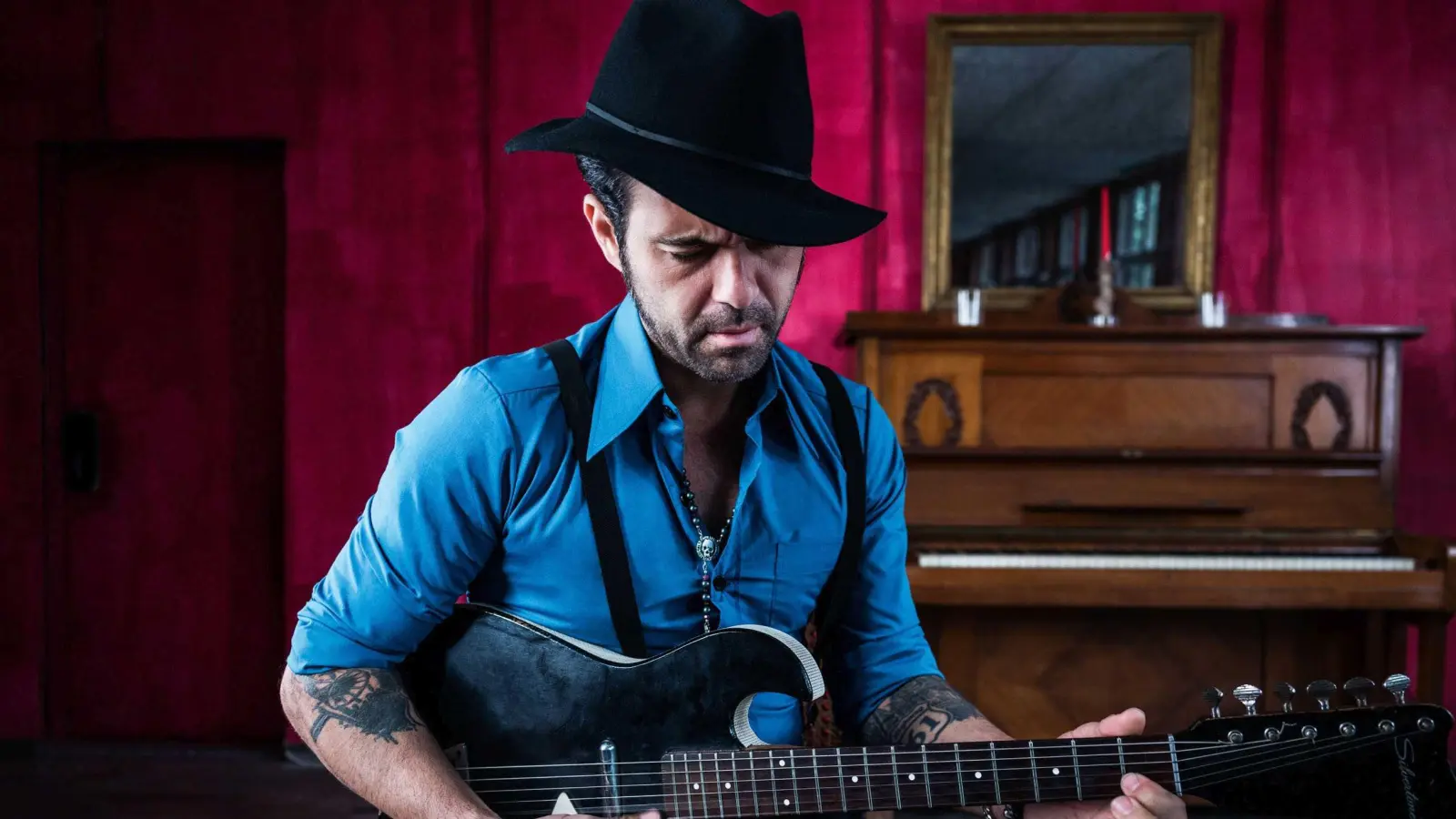 Bandleader Manu Lanvin fesselt das Publikum mit seiner charismatischen Art. (Foto: Tamara Pienko)