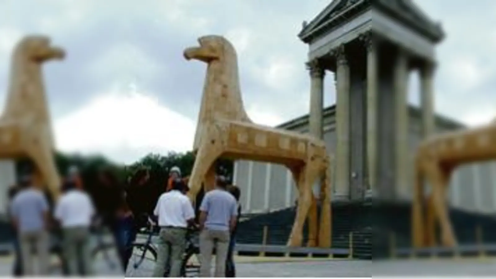 Das Pferd am Königsplatz sorgt für Aufmerksamkeit  diese Woche bekommt es noch eigene Räder.	  (Foto: ms)