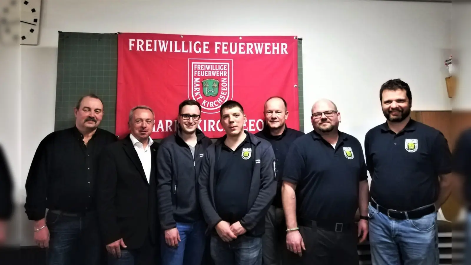 Reinhold Schätz, Bürgermeister Udo Ockel, Christian Waldleitner, Daniel Kliesch, Christian Stöhr, Bernhard Hunscha und Benjamin Schwaiger (v.li.). (Foto: Franz Demmel)