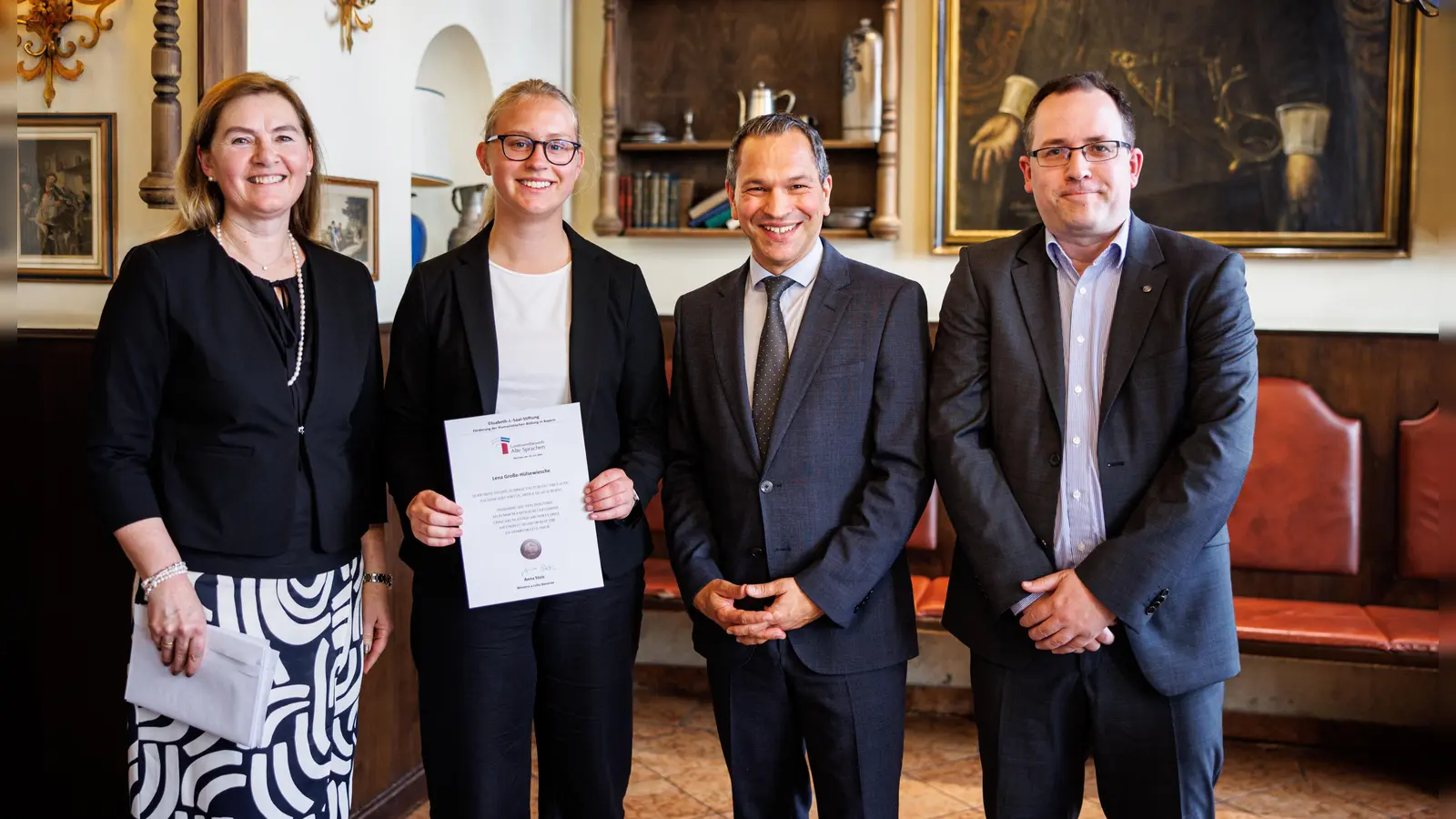 Lena Große-Hülsewiesche vom Gymnasium Fürstenried (Zweite von links) mit Martin Wunsch vom Kultusministerium, StDin Michaela Weigl (1. Vorsitzende des Vorstands der Elisabeth-J.-Saal-Stiftung) und StD Dr. Christoph Reichardt (Kuratoriumsmitglied der EJS-Stiftung).  (Foto: Matthias Balk/Bayerisches Staatsministerium für Unterricht und Kultus)