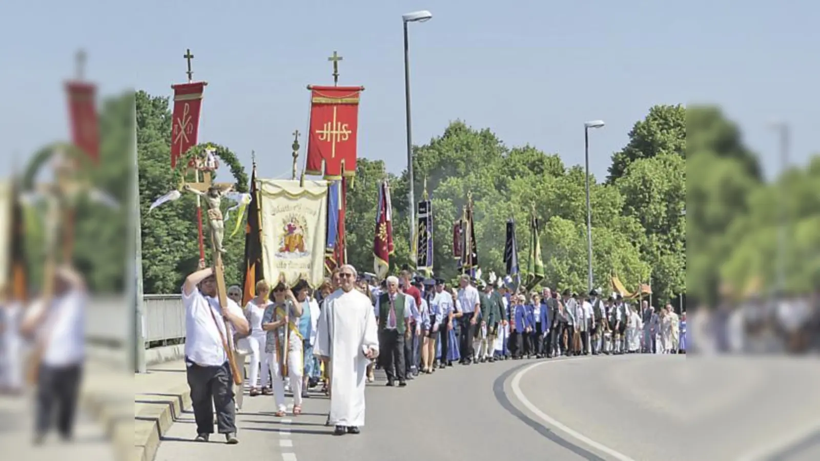 Etwa 400 Teilnehmer wurden heuer bei der Fronleichnamsfeier in Oberschleißheim gezählt. 	 (Foto: Peter Benthues)