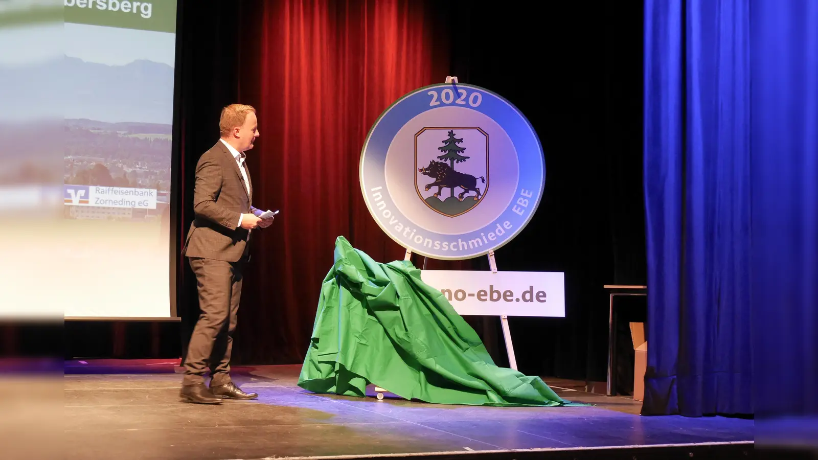 Landrat Robert Niedergesäß hat beim Wirtschaftsempfang 2019 in Ebersberg das Siegel der Innovationsschmiede erstmals vorgestellt.  (Foto: Landratsamt)