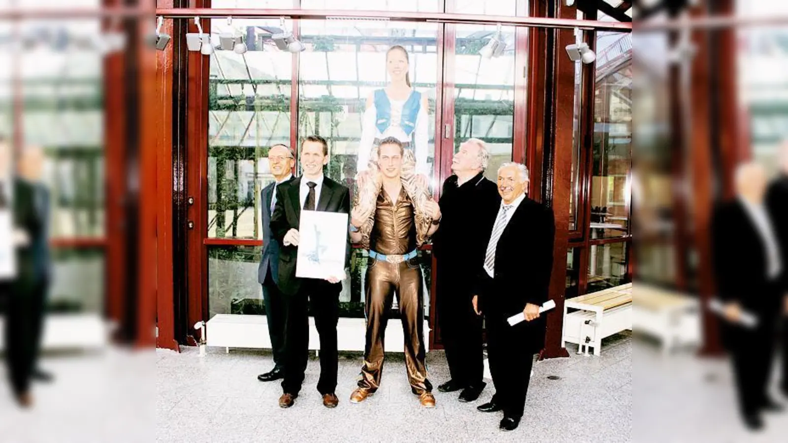 Im BallhausForum findet am 30. Oktober die Weltmeisterschaft im Rock n Roll statt. Von links: Peter Richmann, 1. Vorsitzender TSC Unterschleißheim, Robert Obermeier, SV Anzing, Brigitte Jungherz und Markus Fischer, Wolfgang Steuer, Rolf Zeitler.	 (F: js)