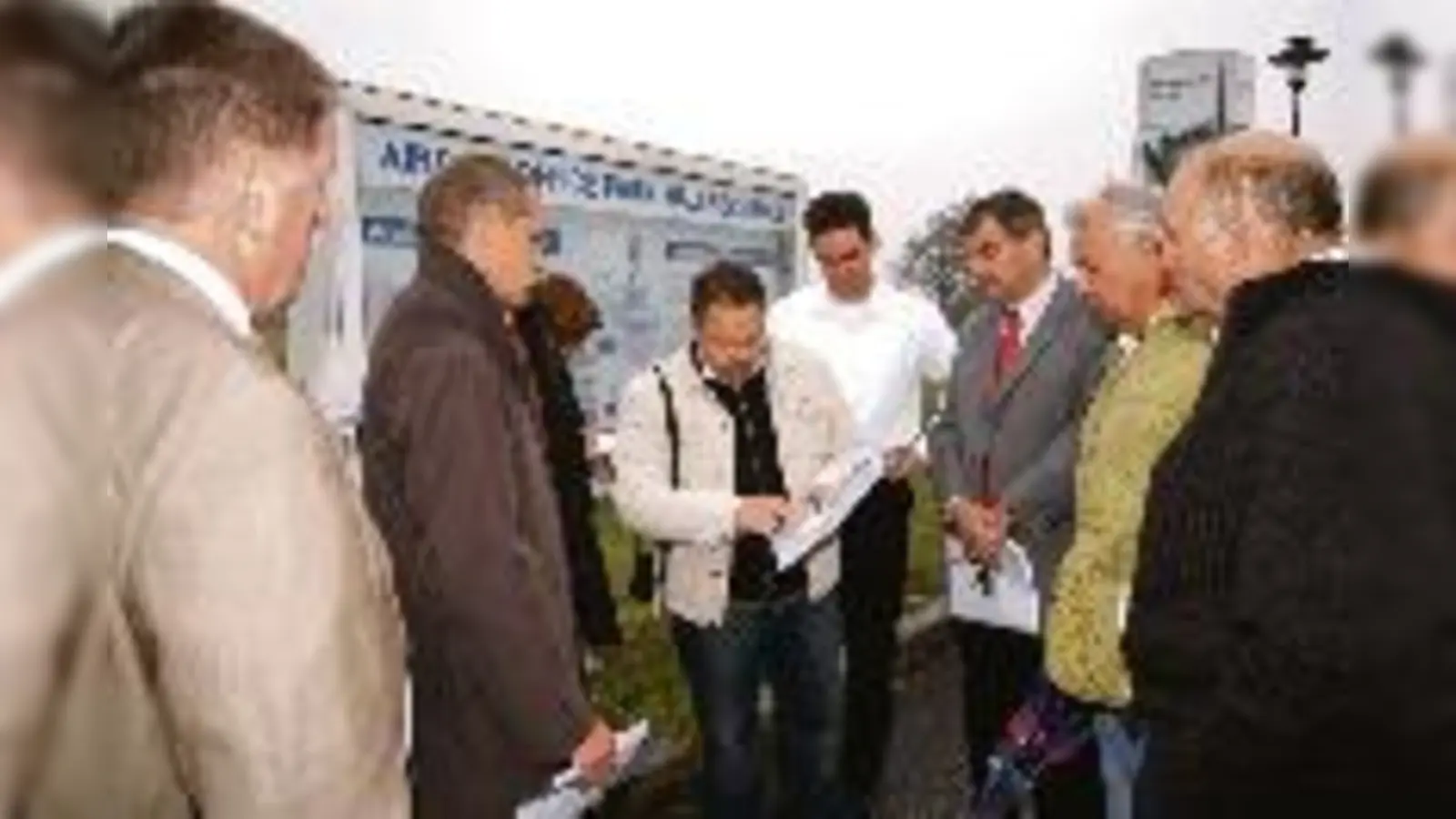 Im  (Foto: Bürgermeister K. Stallmeister, B. Wagner (Staatl. Bauamt Freising), Gemeinderat St. Kronner, SPD-Kreisvorsitzender M. Niedermeier, Bundestagsabgeordneter E. Schurer, SPD-Ortsvorsitzender K. Friedrich u. Gemeinderat K.-H. Bergmeier (v. li.) ba)