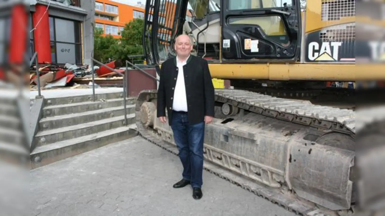 Auf dem Gelände der Kultfabrik hat eine neue Epoche begonnen. Beim Abriss des Werks 2 saß Eigentümer Werner Eckart selbst im Bagger.	 (Foto: Julia Stark)