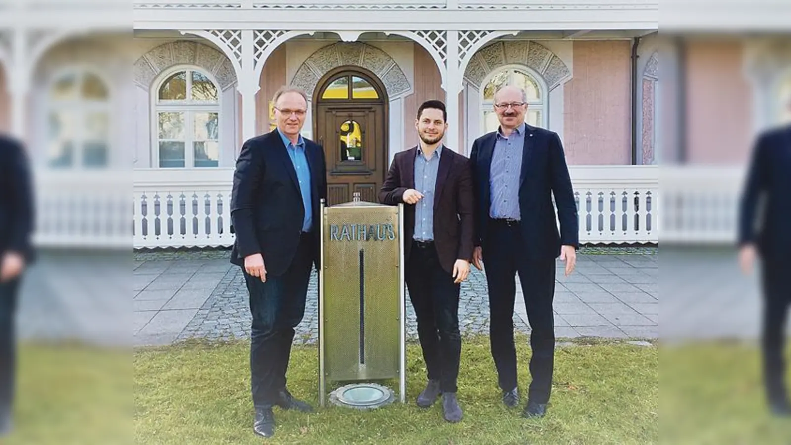 Bürgermeister Hans Fent mit Projektleiter Benjamin Ogles und Martin Herkommer (v.li.). 	 (Foto: Deutsche Glasfaser)
