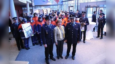 Die Ausstellungseröffnung im Rathaus gab den Auftakt zu 40 Jahre Jugendfeuerwehr in Planegg. Die aktuelle Jugendwehr zeigte sich stolz mit ihrem neuen Jugendwart Markus Hugo, Bürgermeisterin Annemarie Detsch und Feuerwehrkommandant Christian Hugo (vorn v.r.), Reinbold Scharf (außen rechts) und Martin Heizer (außen links). (Foto: US)