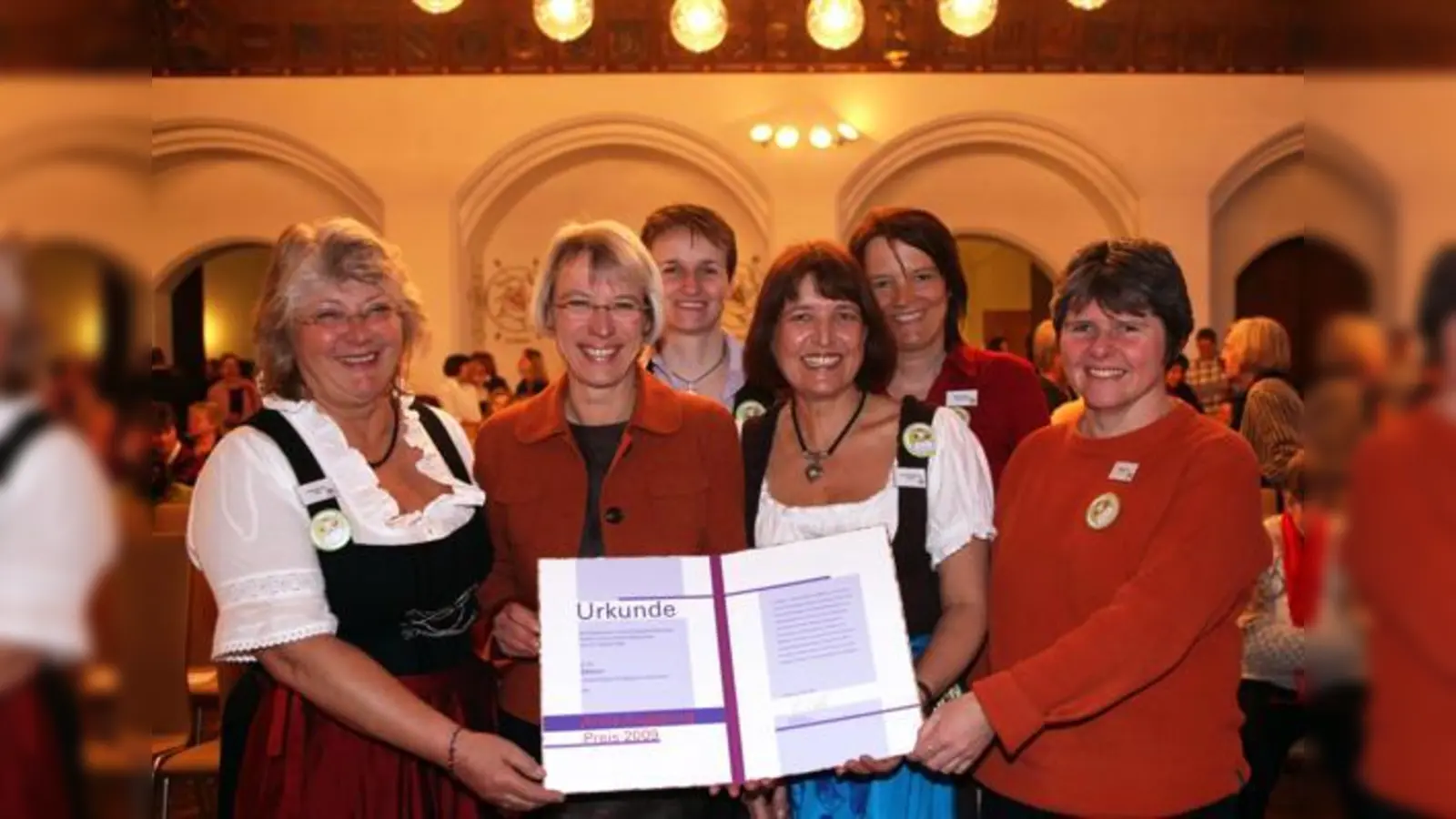 Von links: Hanne Güntner (IMMA), Gratulantin und Gleichstellungskommissionsvorsitzende Lydia Dietrich, Miriam Vath (Frauennotruf), Christine Rudolf-Jilg (AMYNA), Maike Bublitz (Frauennotruf) und Sibylle Härtl (AMYNA).   (Foto: Stadt)