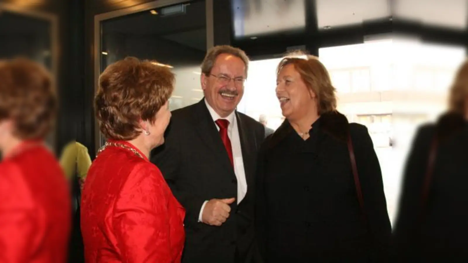 Hausherrin Annemarie Detsch begrüßte die Geburtstagsehrengäste Christian Ude und Johanna Rumschöttel im Planegger Kupferhaus. (Foto: US)