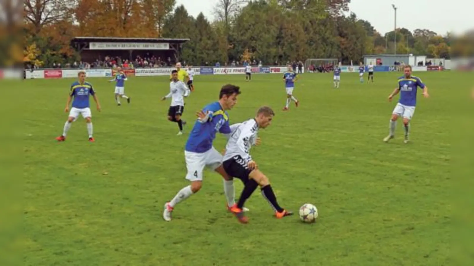 Spielt der FC Unterföhring (weiß) in der nächsten Saison in der Regionalliga? Die Chancen stehen gut wie nie.  (Foto: bs)