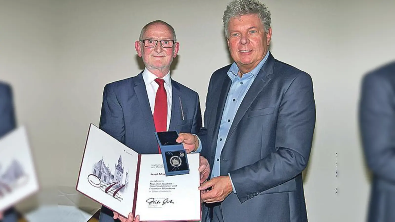 Kommunalreferent Axel Markwardt geht mit der Auszeichnung »München leuchtet« in den Ruhestand.	 (Foto: R. Bösl)