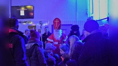 Der Nikolaus kam mit Blaulicht nach Harthausen.  (Foto: Privat)