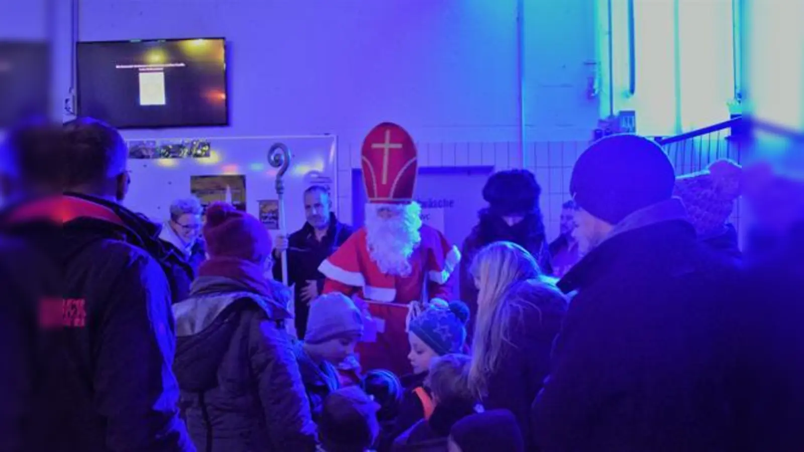 Der Nikolaus kam mit Blaulicht nach Harthausen.  (Foto: Privat)