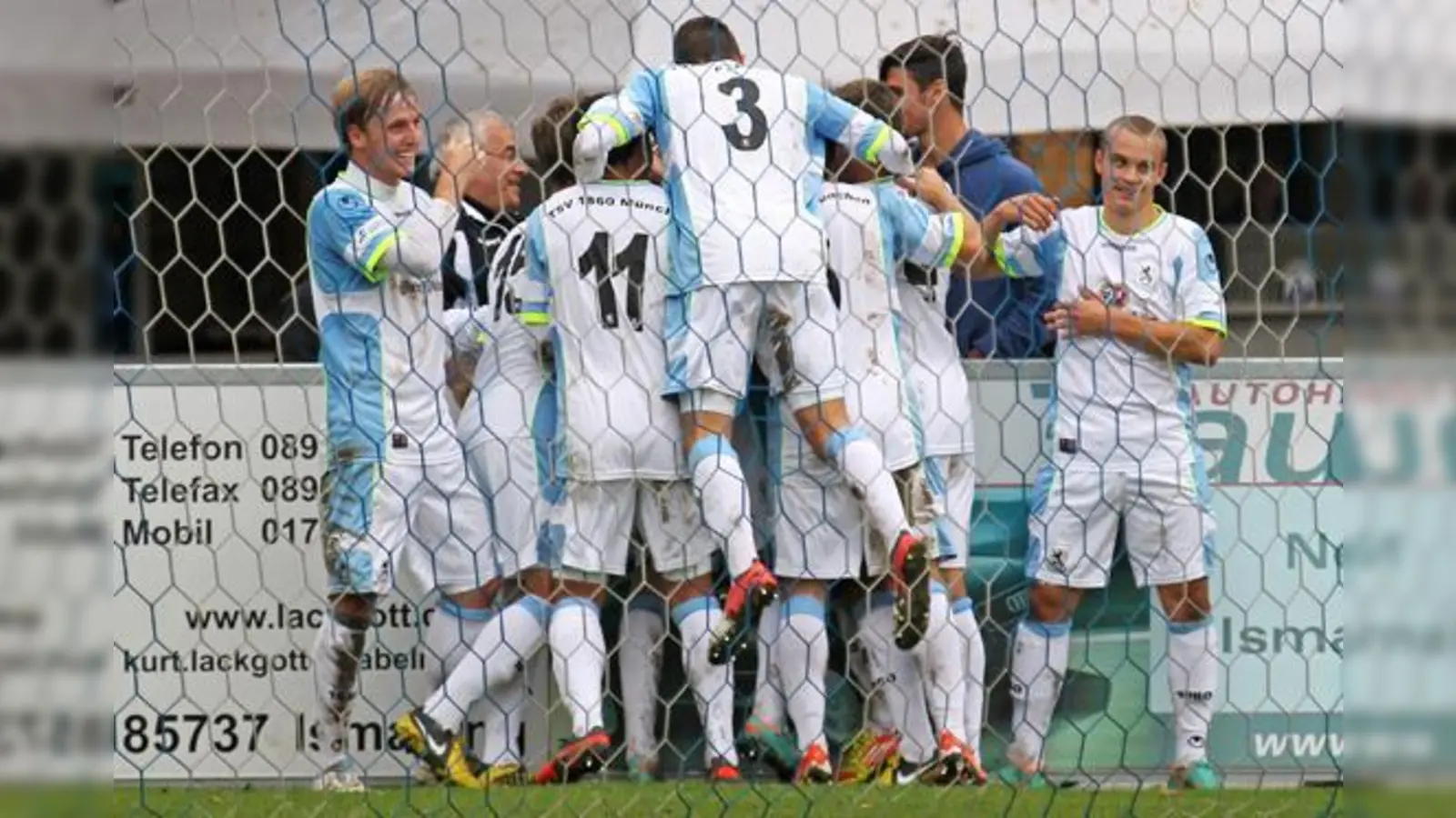 Riesenjubel über den Siegtreffer gegen den Tabellenführer.  (Foto: A. Wild)