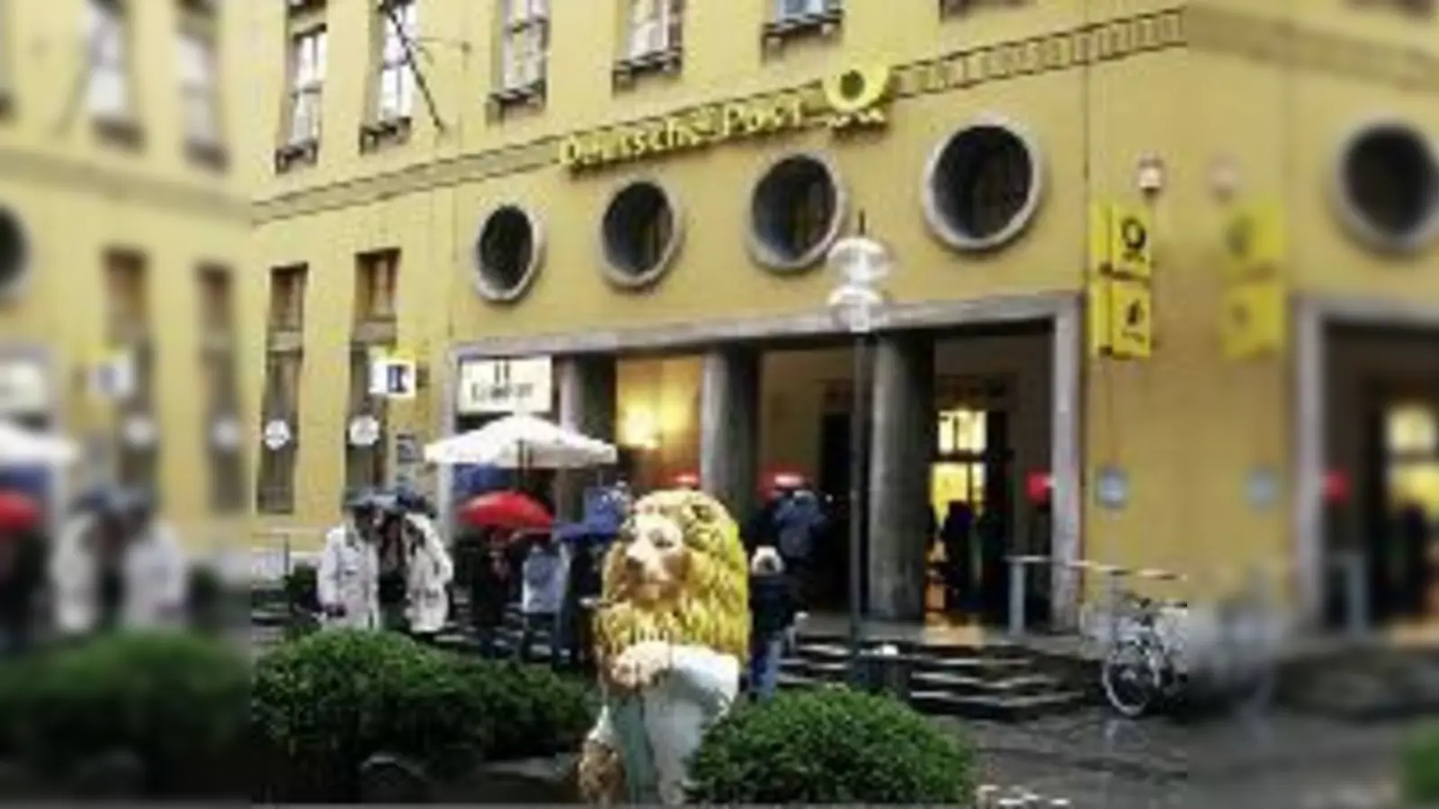 Heute ist es die Post, bald ist es ein Luxushotel: Das Gebäude an der Maximiliansstraße lockt Großinvestoren. Die Postkunden haben das Nachsehen.  (Fotos: maho)