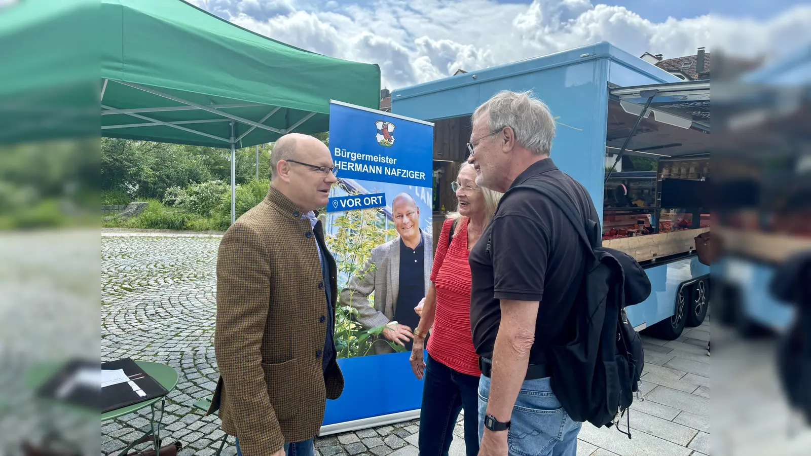 Marktplatzsprechstunde: Bürgermeister Hermann Nafziger (l.) im Gespräch mit Familie Heinemann. (Foto: Ulrike Seiffert)